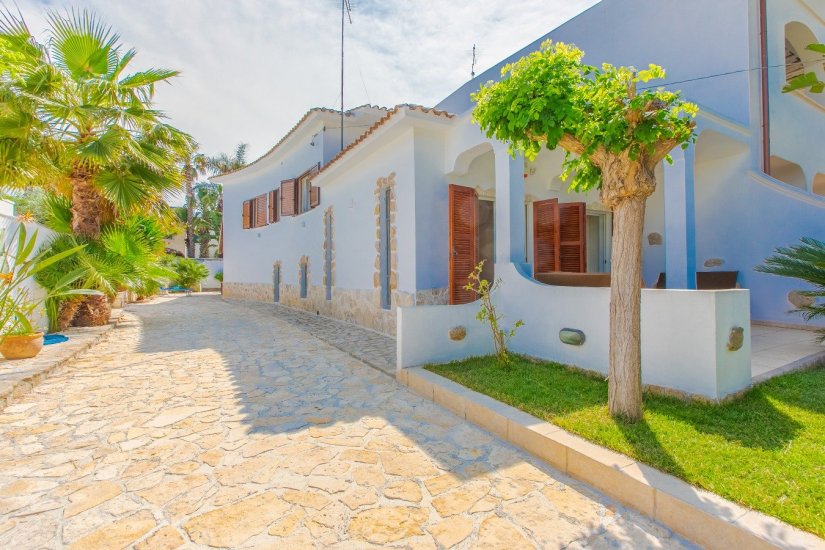 HOUSES AND VILLAS ON THE SEA