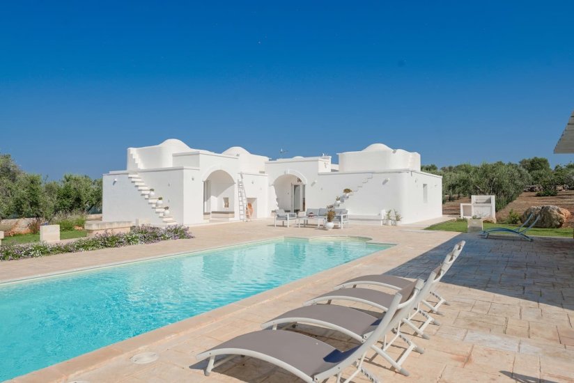 TRULLI AND VILLAS WITH POOL OR SEA VIEW